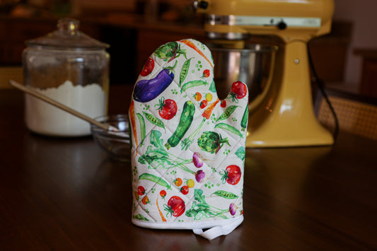Pamuklu kumaş ve yalıtımlı keçe ile dikilmiş el yapımı fırın eldiveni, SINGER® Ağır Hizmet tipi sewing makinesi kullanılarak acemi dostu DIY mutfak aksesuarı.
