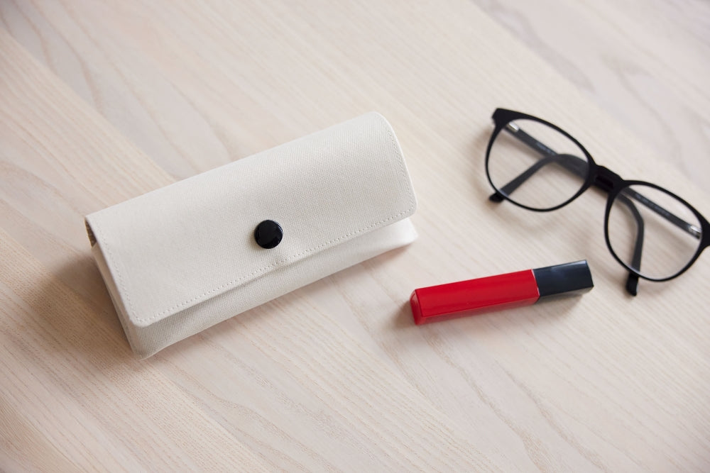 Materiałowe etui na okulary z zatrzaskiem