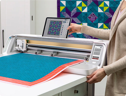 Schnelleres Schneiden von Stoffen mitSINGER® MOMENTO™.