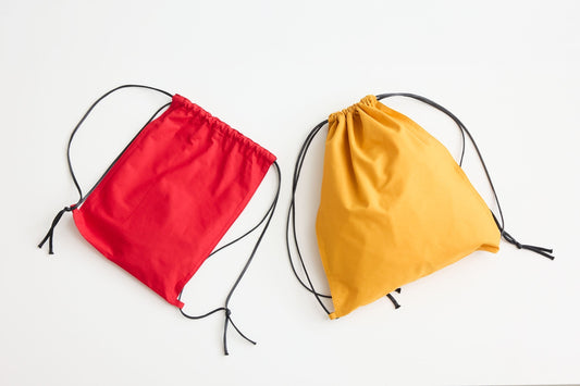 Mochila con cordón ajustable en dos tamaños