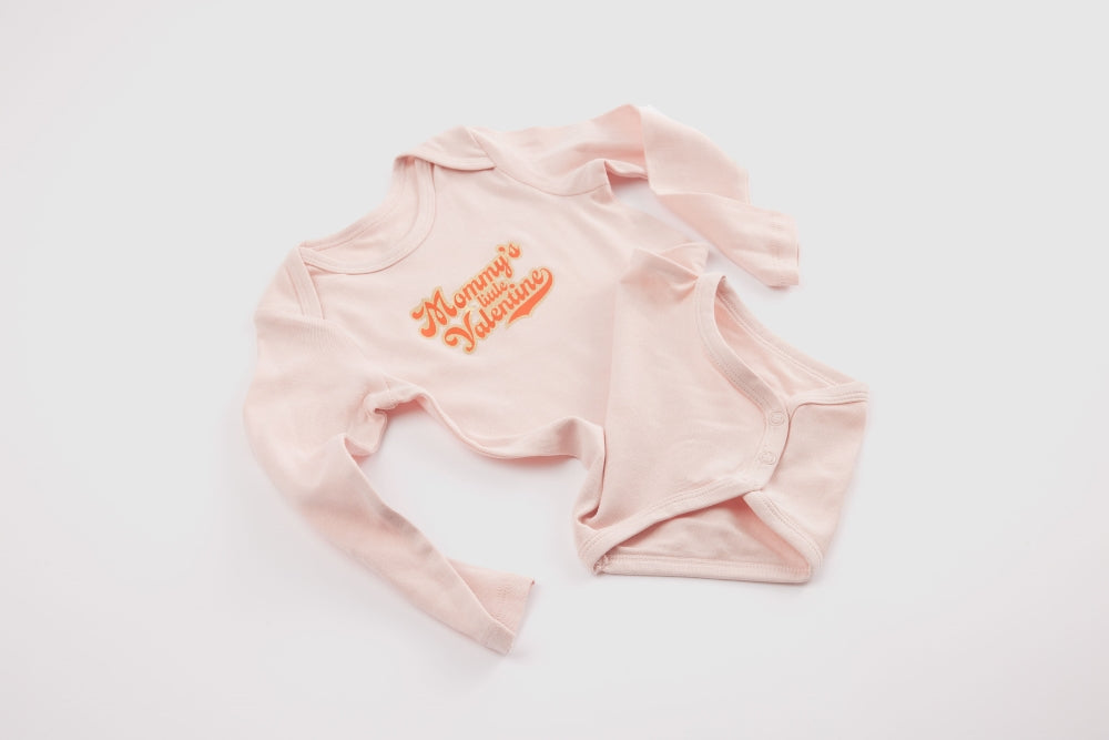 Mama's kleine Valentijnsdag-onesie