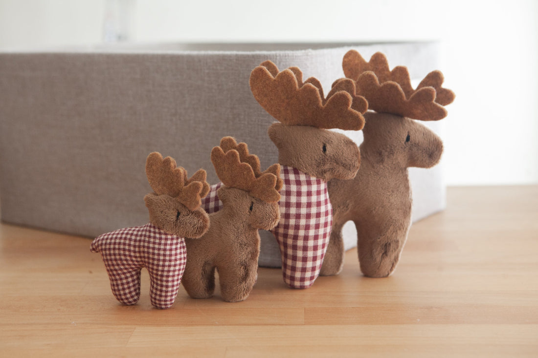 Gezellige eland pluche ornament