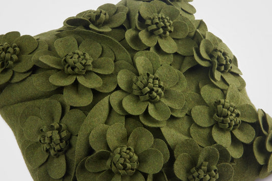 Coussin floral avec embellissements en tissu de laine