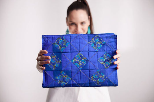 Capa para laptop com bloco de quilt no bastidor